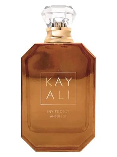 Frasco del perfume Invite Only Amber 23 de Kayali Fragrances — fragancia unisex