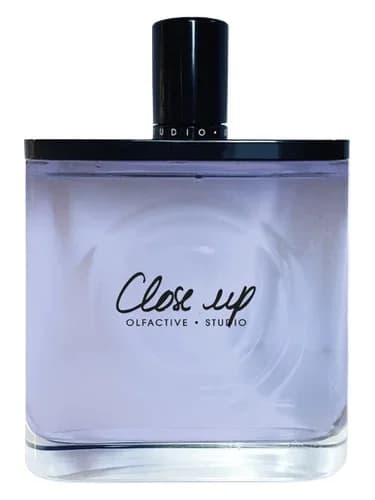 Frasco del perfume Close Up de Olfactive Studio — fragancia unisex